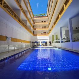 Piscina con regadera del hotel Neiva Plaza