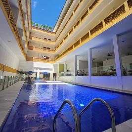 Piscina con regadera del hotel Neiva Plaza