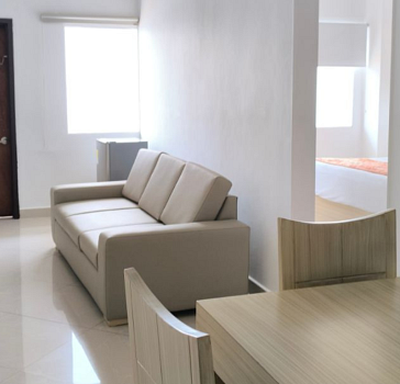 Junior suite room with desk at the Hotel Neiva Plaza