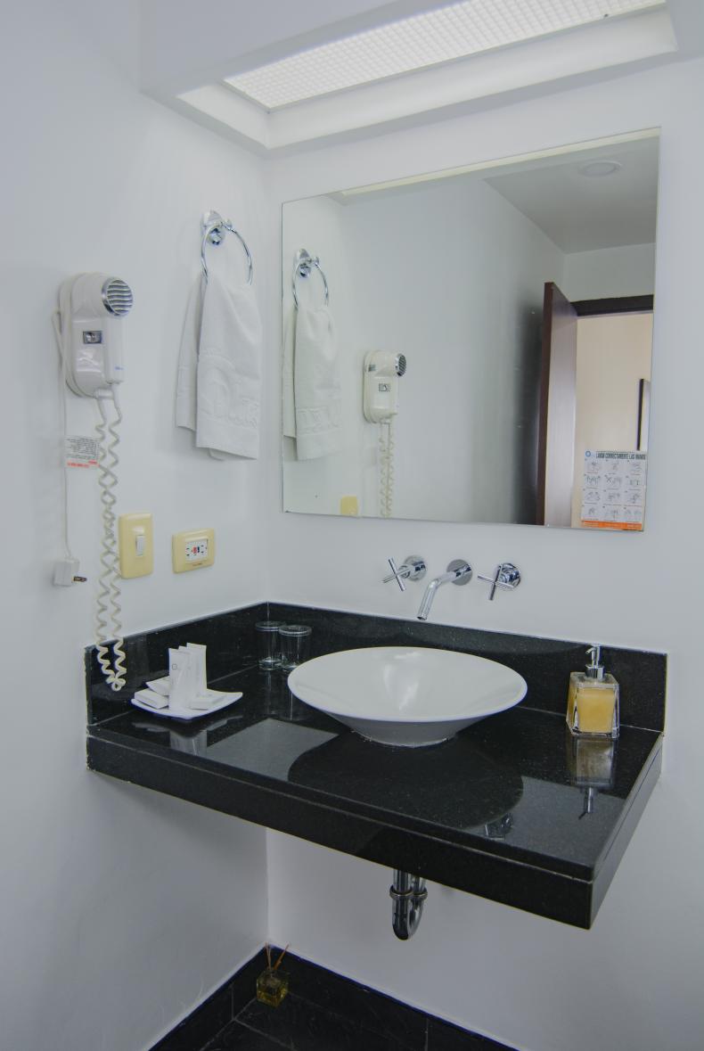 Habitación junior suite con servicio a la habitación del Hotel Neiva Plaza